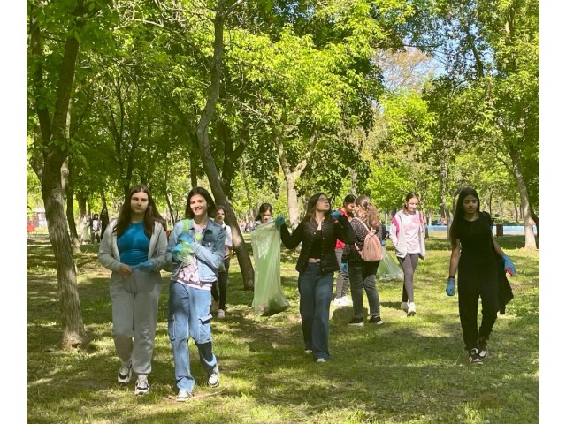 „Cu parcurile curate!” – acțiune amplă de ecologizare derulată de elevii Liceului Teoretic „Mihai Eminescu” din Călărași